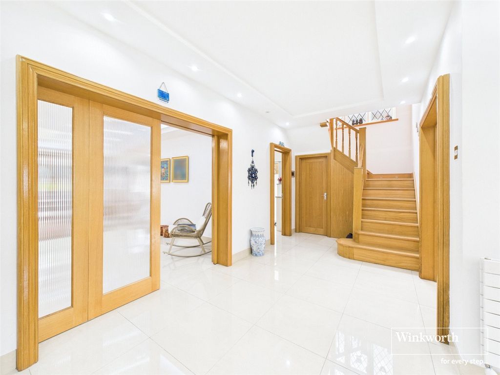 Property photo 3 of 21 Foyer