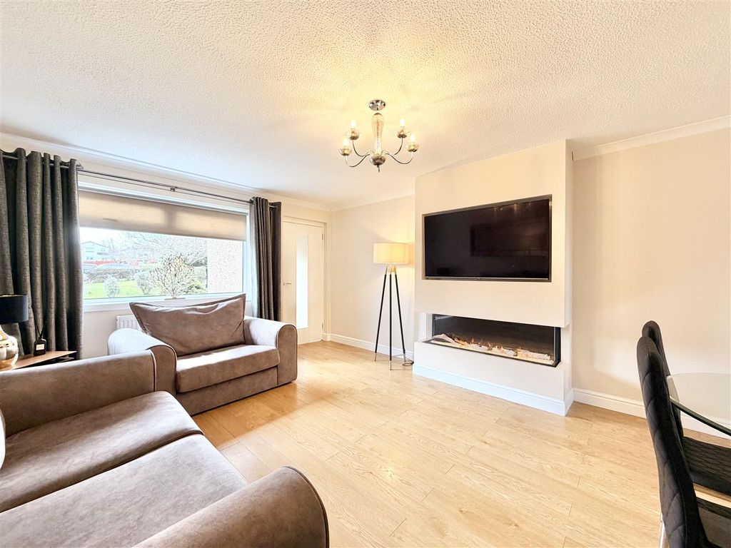 Property photo 2 of 13 Lounge