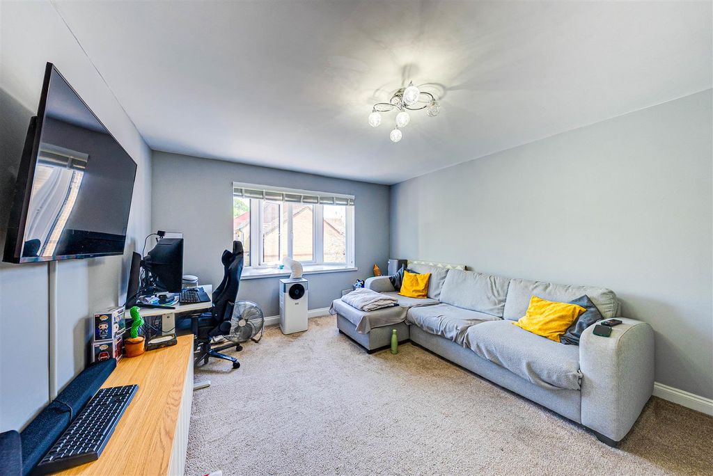 Property photo 3 of 13 Lounge