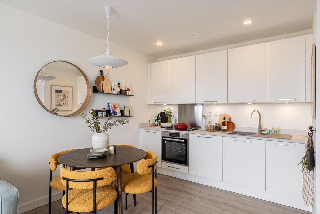 Property photo 3 of 10 Kitchen