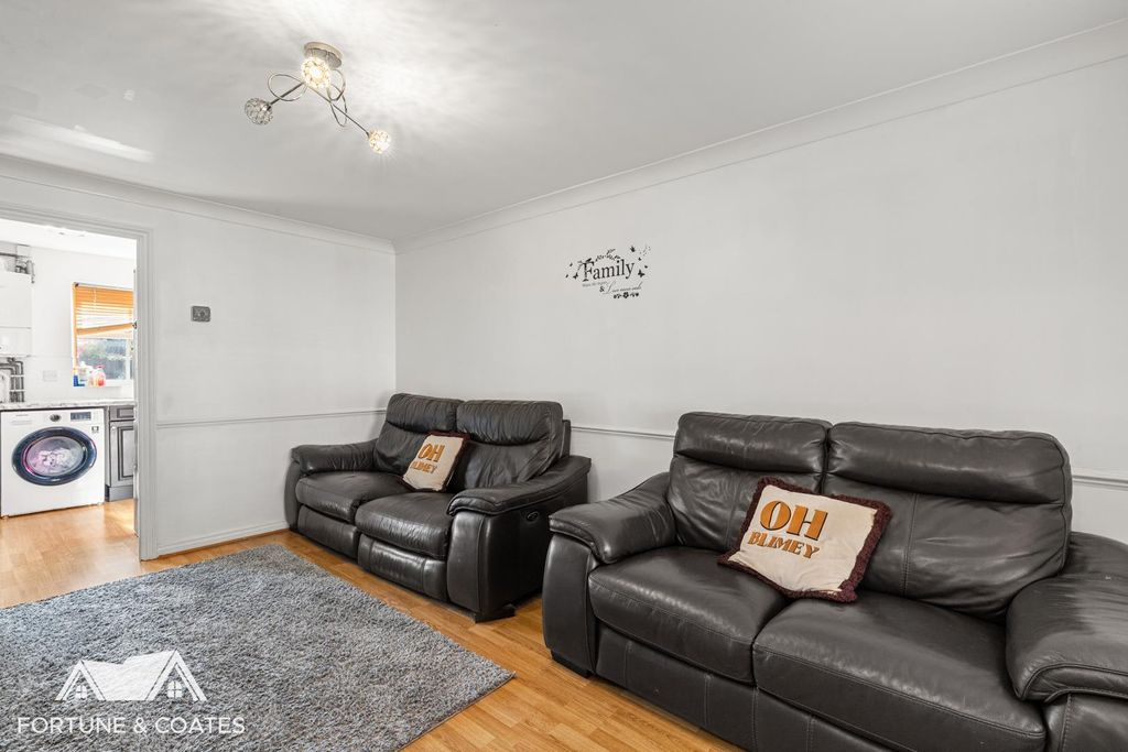 Property photo 3 of 16 Albertgardens_12.Jpg