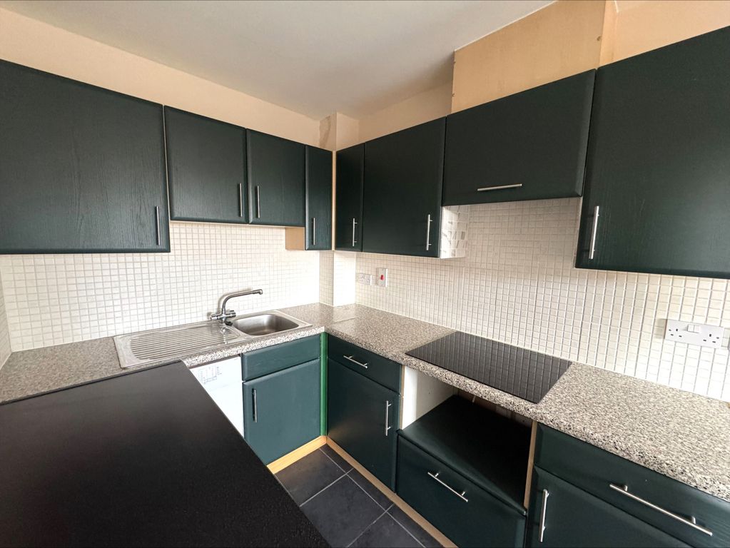 Property photo 3 of 10 Kitchen