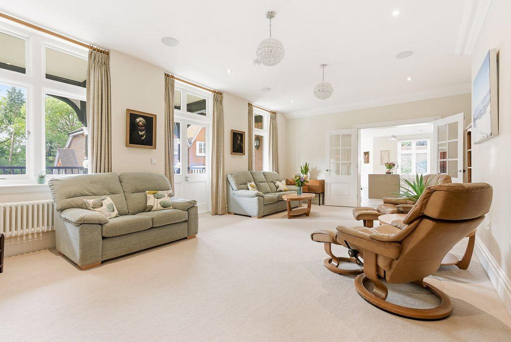 Additional image 12 of 3 bed flat for saleQueen Elizabeth Crescent, Beaconsfield, Buckinghamshire HP9