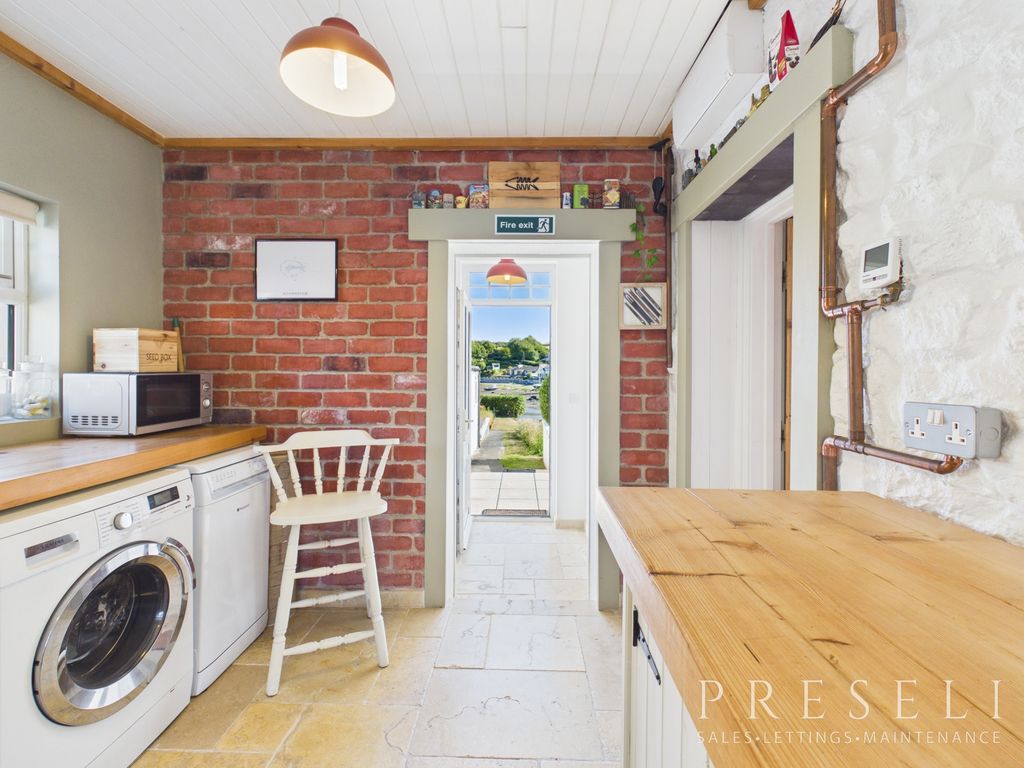 Property photo 3 of 40 Cam04745G0-Pr0102-Still004