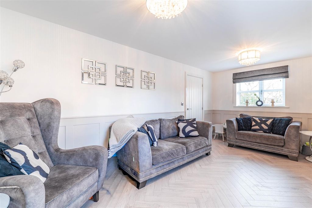 Property photo 2 of 33 Lounge