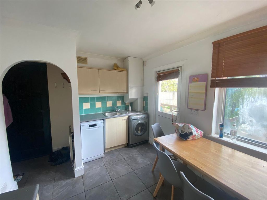 Property photo 2 of 5 Kitchen