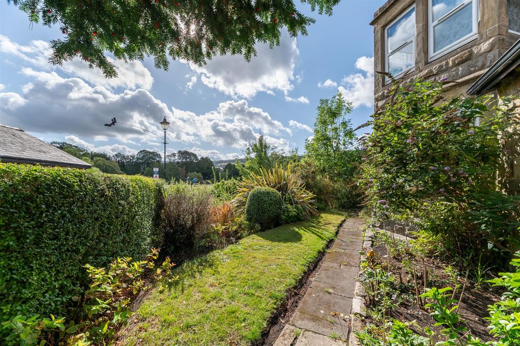 Property photo 2 of 22 Gardens