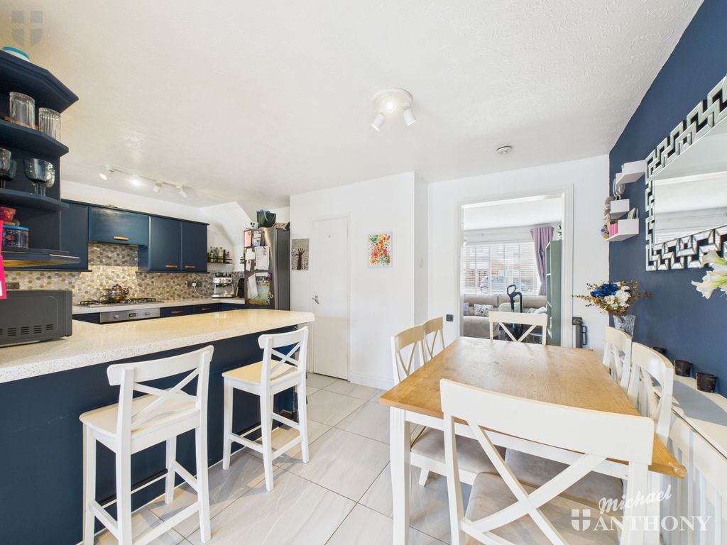 Property photo 2 of 17 Cam03218G0-Pr0776-Still018