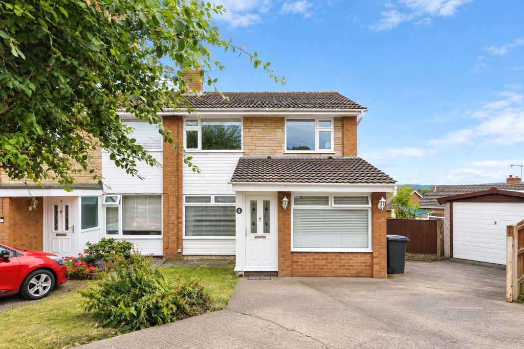 Property photo 1 of 25 Llwyn Derw
