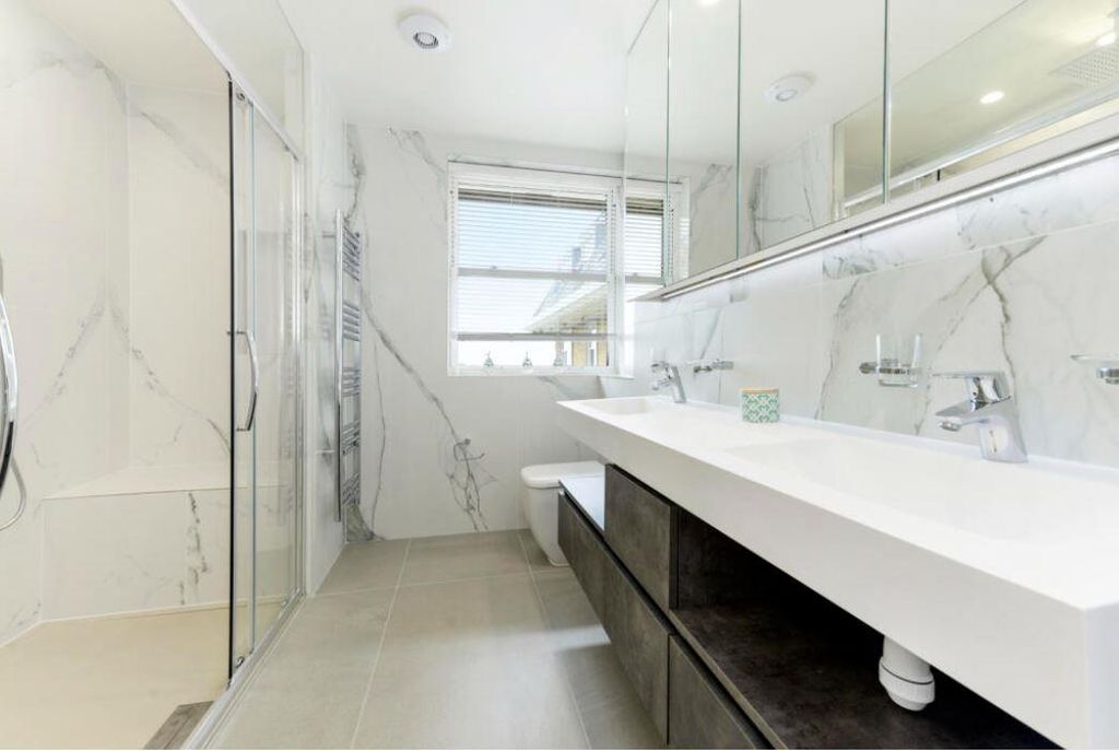 Property photo 2 of 11 Ensuite-Jpg