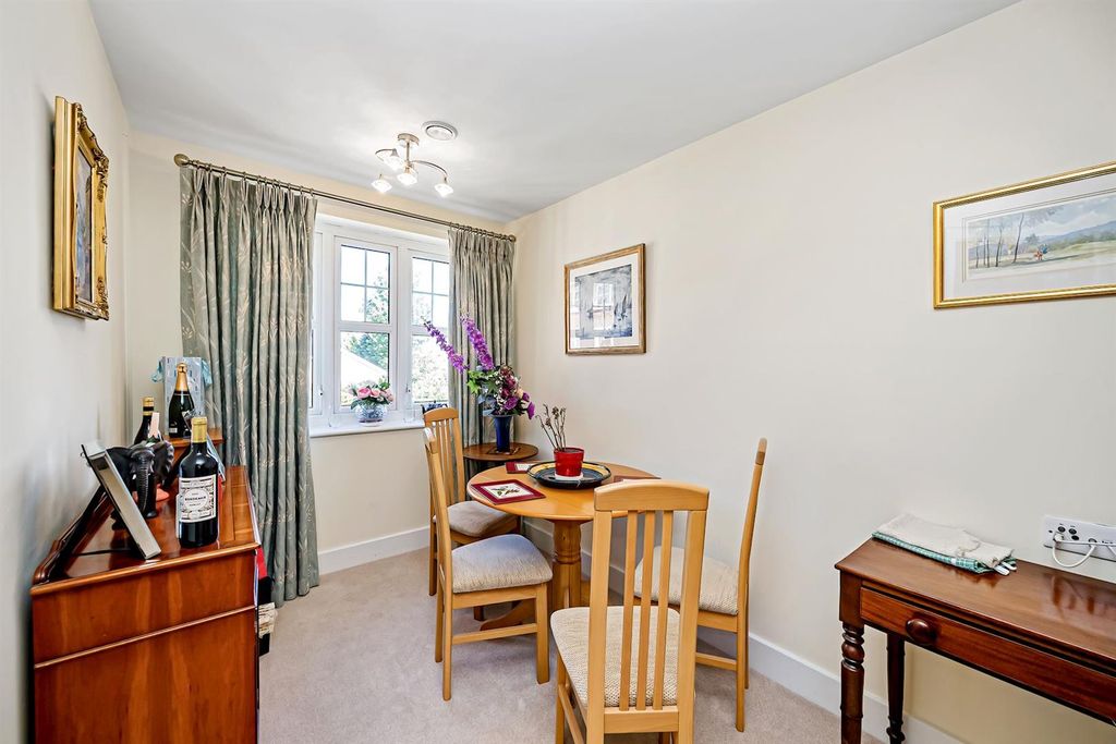 Property photo 2 of 15 02-807Ajph 28 Swift House Maidenhead-4 (1)-Medium.