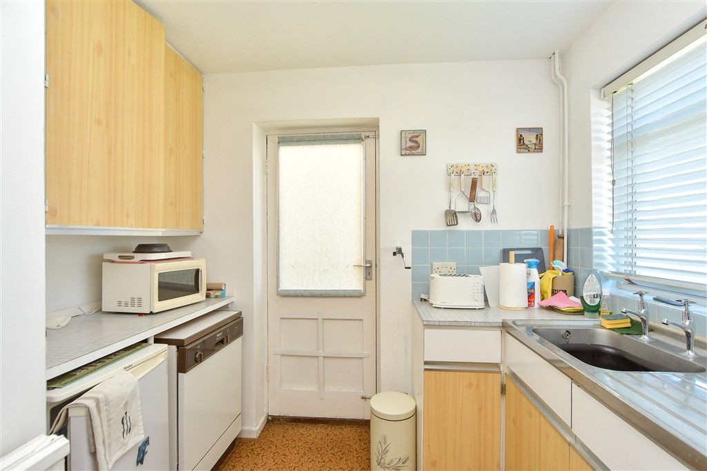 Property photo 3 of 10 Kitchen