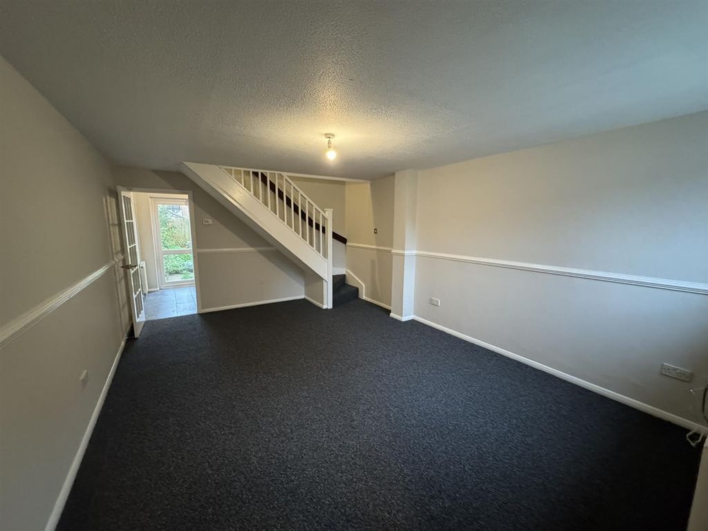Property photo 3 of 11 Lounge