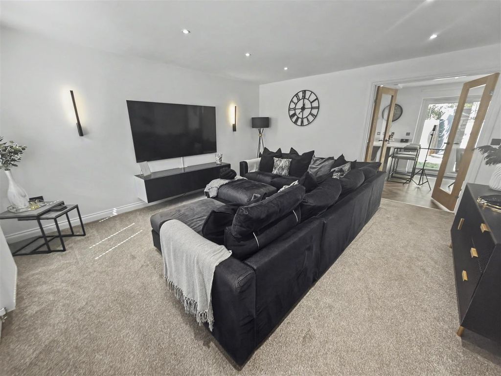 Property photo 3 of 13 Lounge