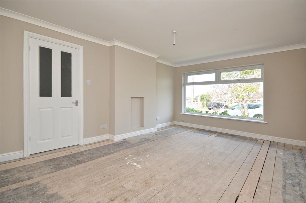 Property photo 3 of 12 Sitting / Dining Room