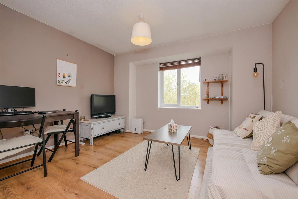 Property photo 2 of 10 Lounge