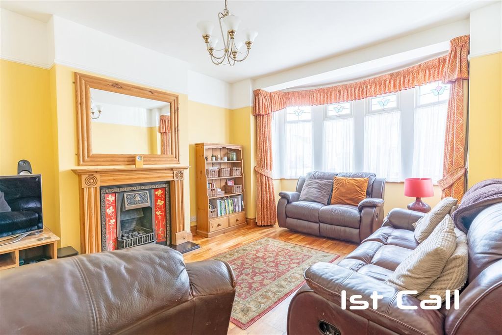 Property photo 2 of 16 Lounge