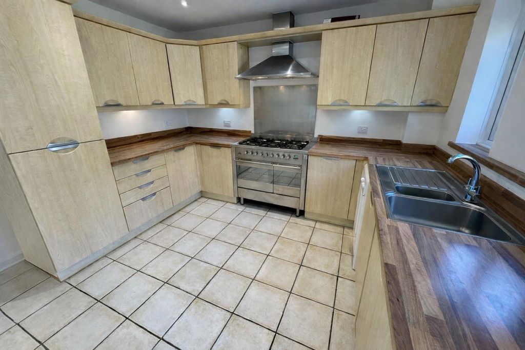 Property photo 3 of 14 Kitchen