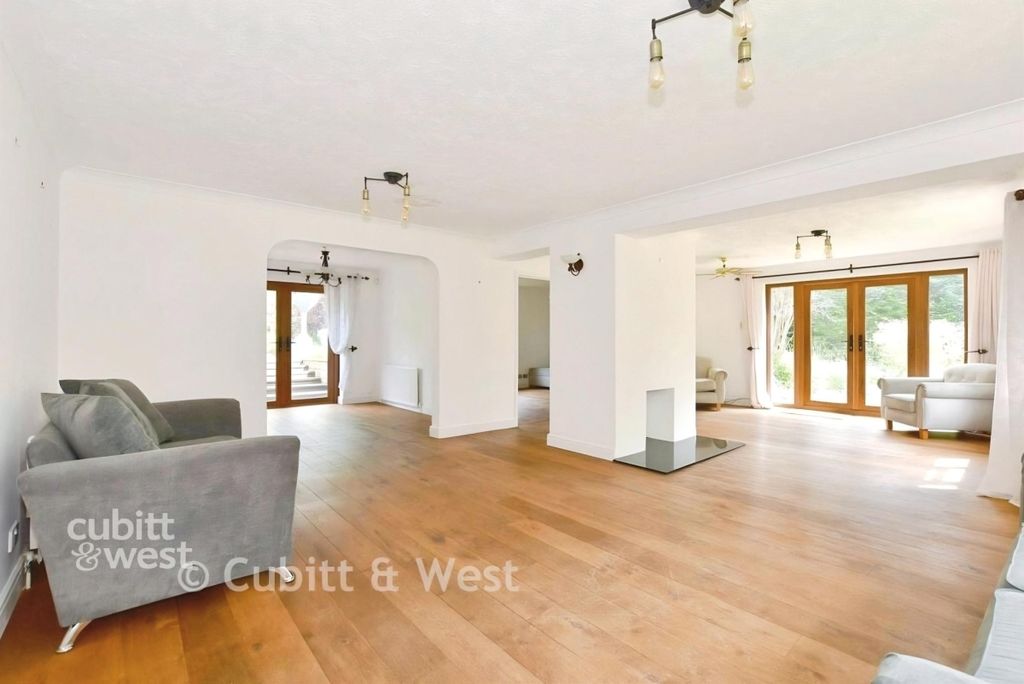 Property photo 2 of 18 Living Room