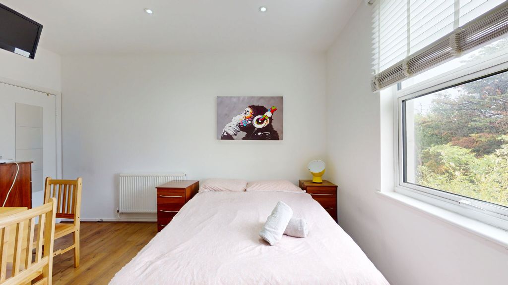 Property photo 1 of 8 Bedroom