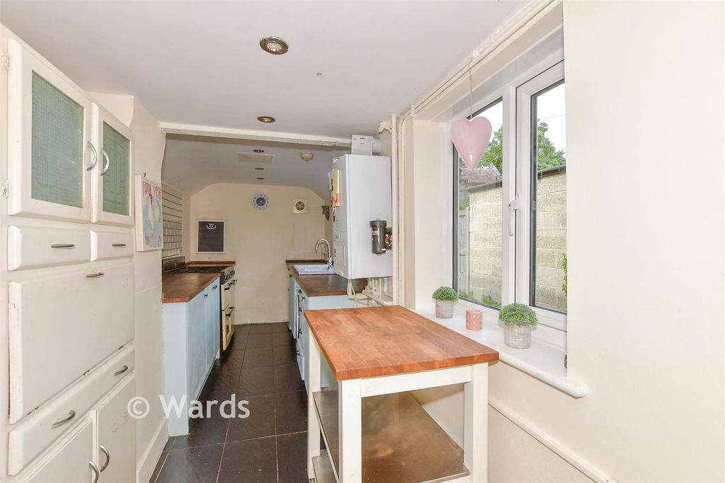 Property photo 3 of 11 Kitchen