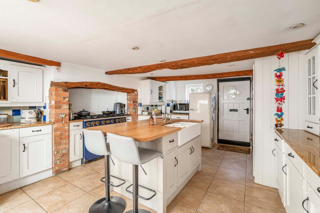 Property photo 3 of 19 Kitchen