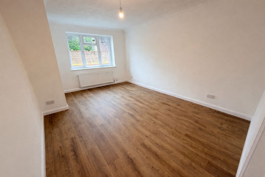 Property photo 3 of 18 4724312