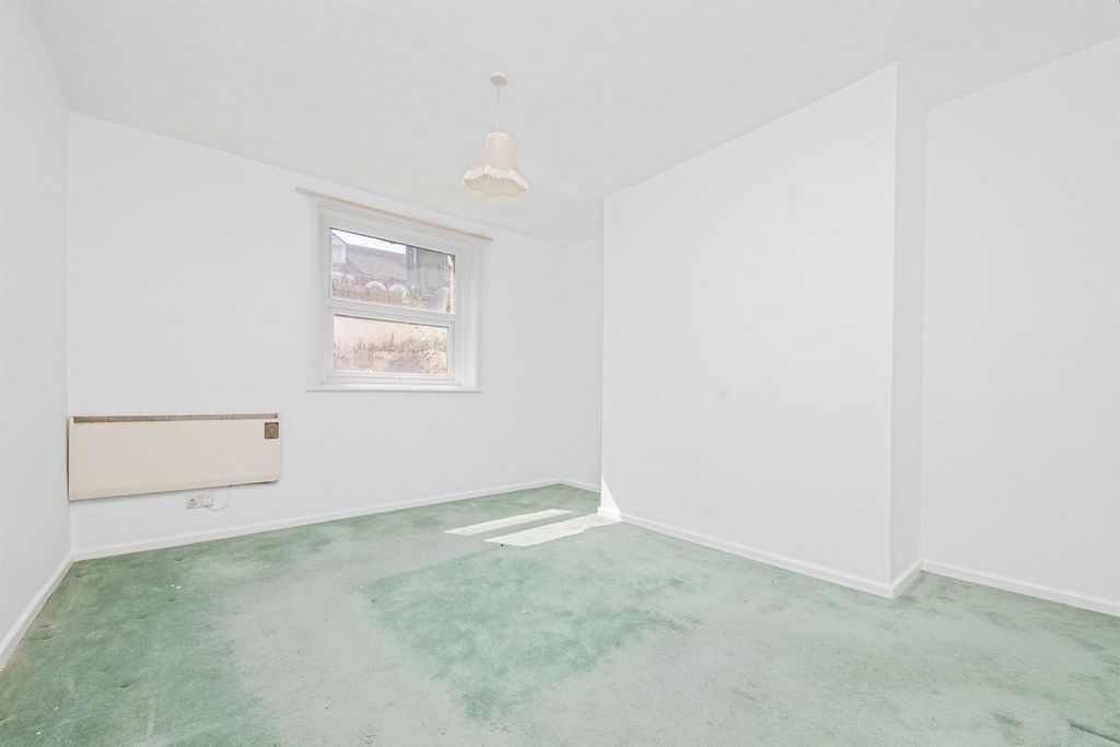 Property photo 3 of 6