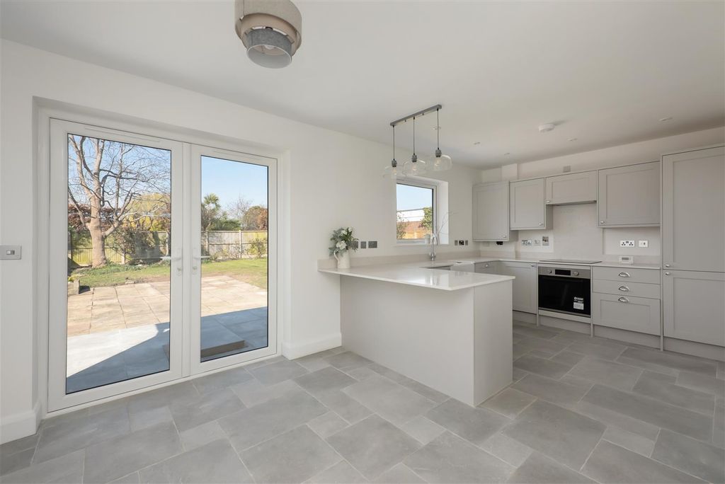 Property photo 2 of 16 Faversham Road, Seasalter, Whitstable