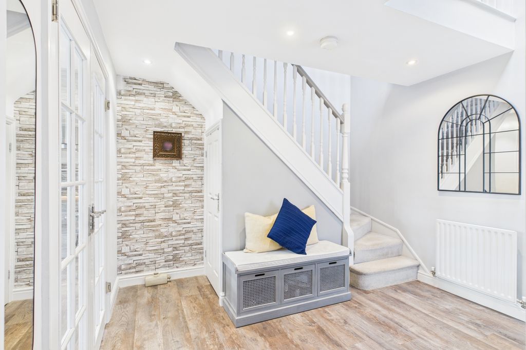 Property photo 3 of 35 An Elegant Entrance Hall To Welcome Guests