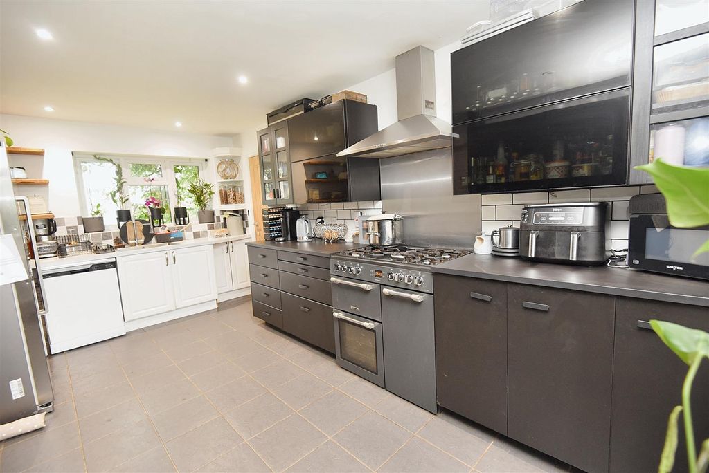 Property photo 3 of 14 Kitchen