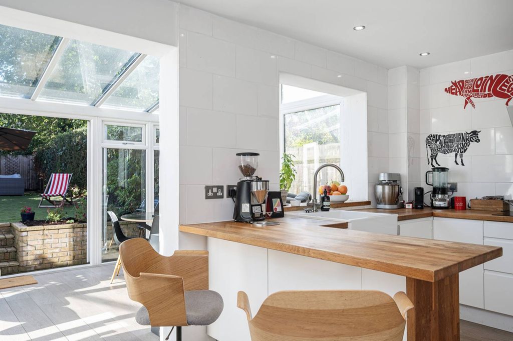 Property photo 2 of 27