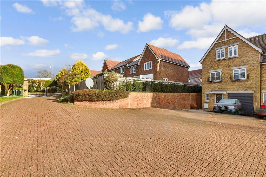 Property photo 1 of 13 Driveway/Parking
