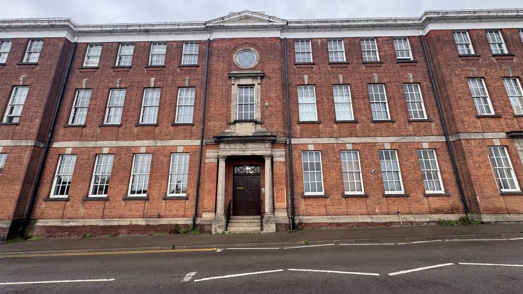 Property photo 1 of 7 Living Room