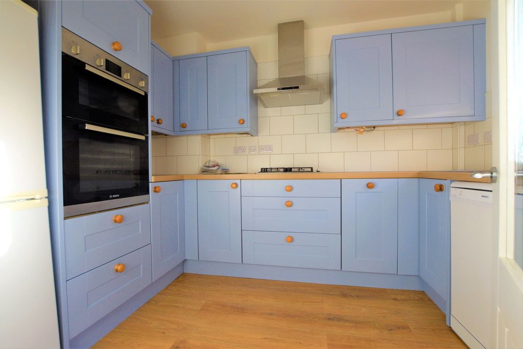 Property photo 3 of 7 Kitchen