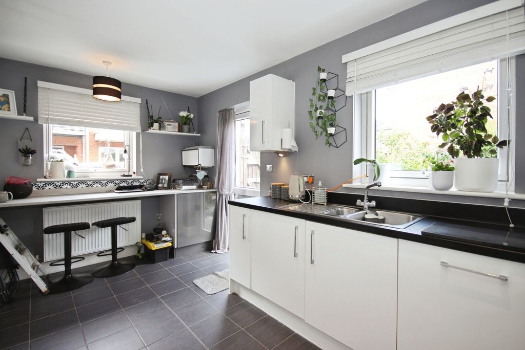 Property photo 3 of 16 Kitchen