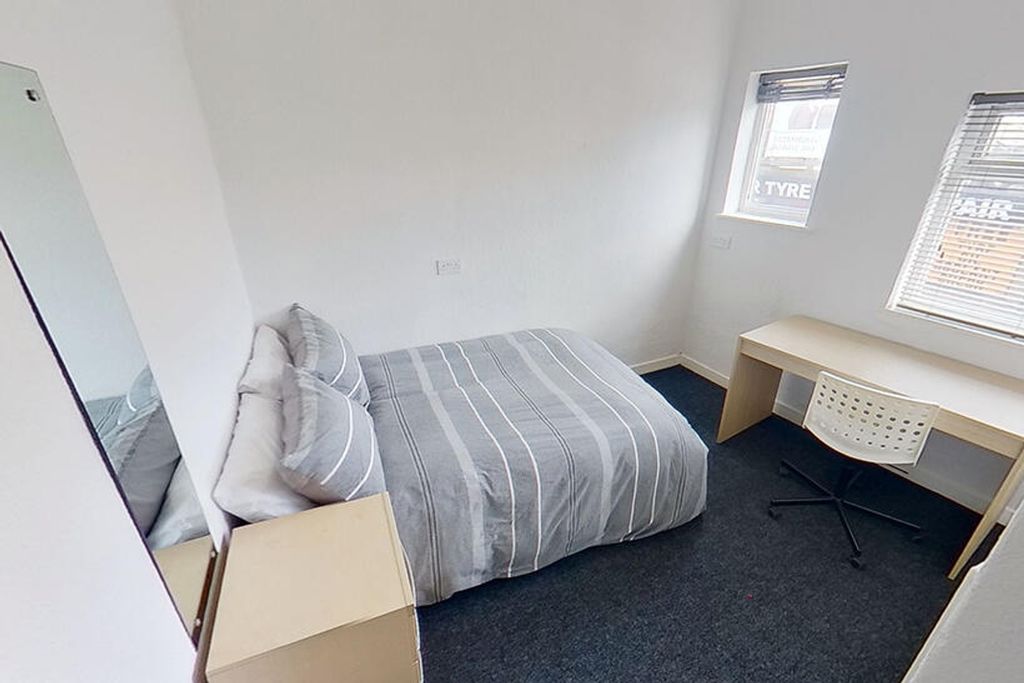 Property photo 2 of 5 This Spacious Double Bedroom Features A Comfortabl...