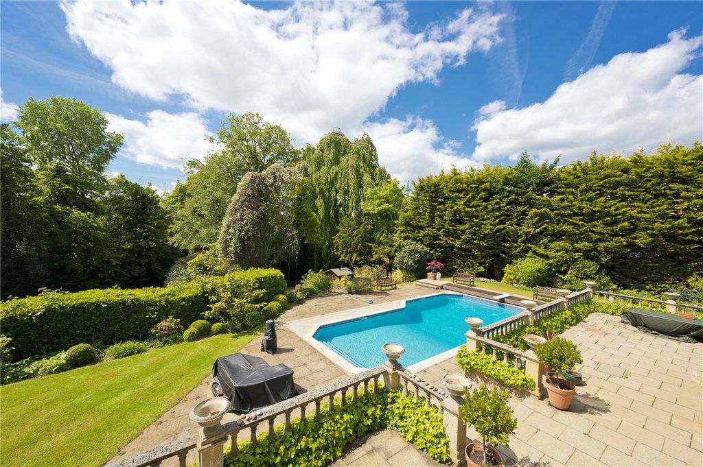Property photo 3 of 14 Swimming Pool/Garden