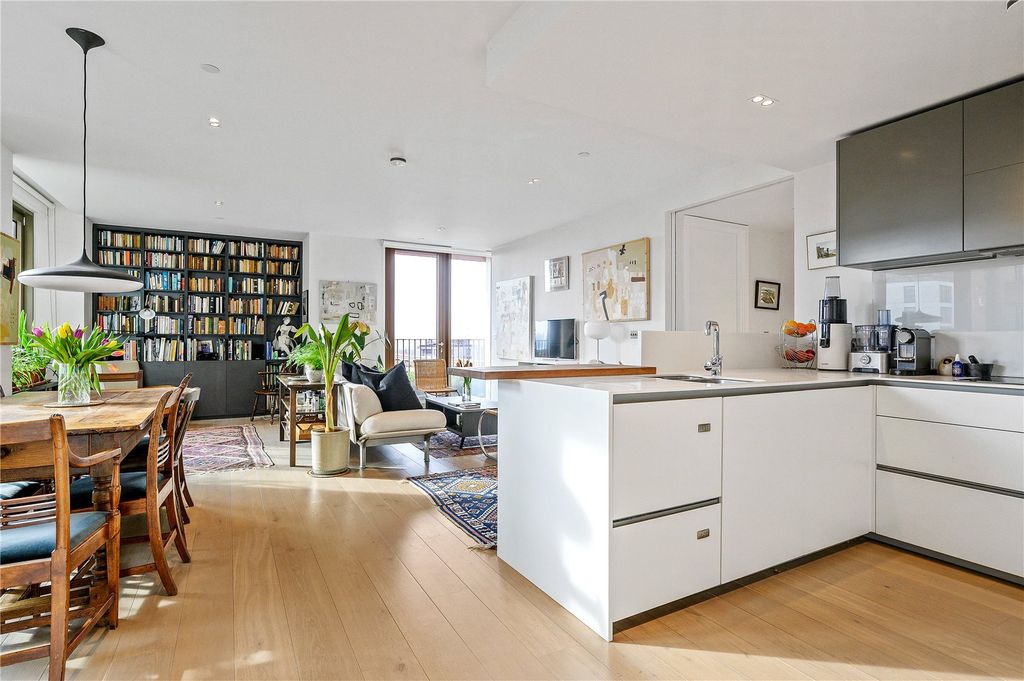 Property photo 3 of 12 Reception/Kitchen
