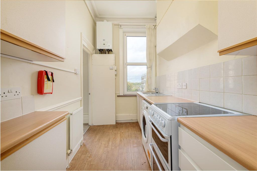 Property photo 3 of 8 187B Lavender Hill Kit 2.Jpg