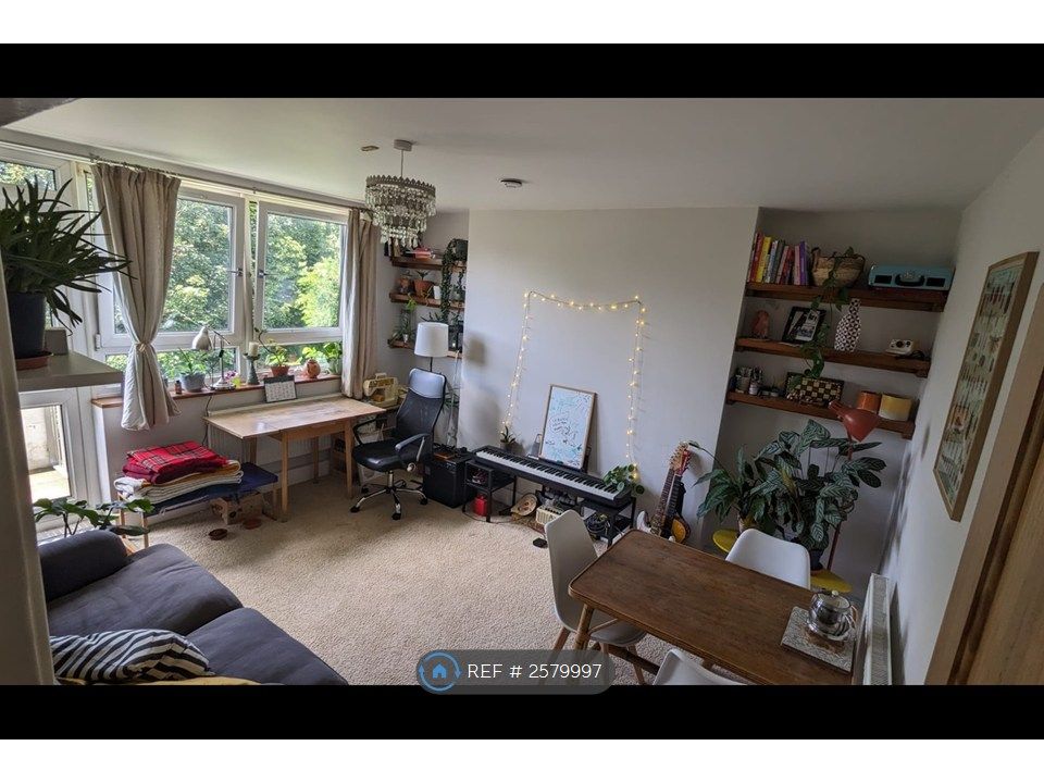 Property photo 1 of 6 Livingroom