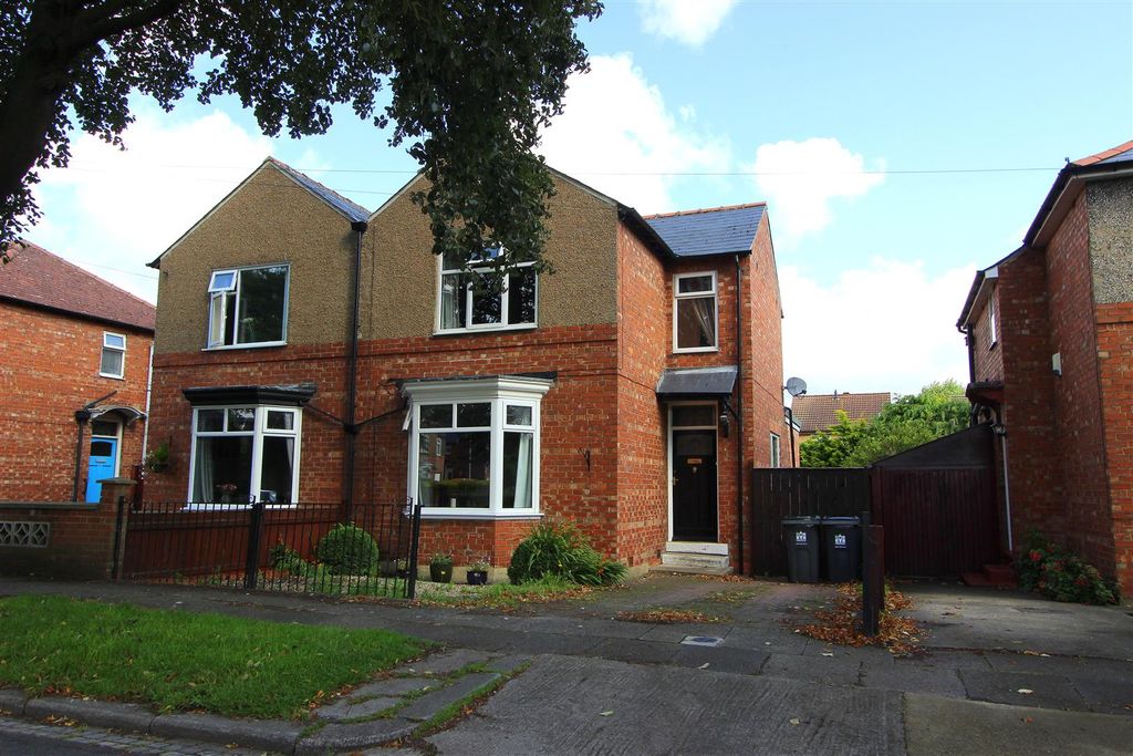 Property photo 1 of 11 Externally