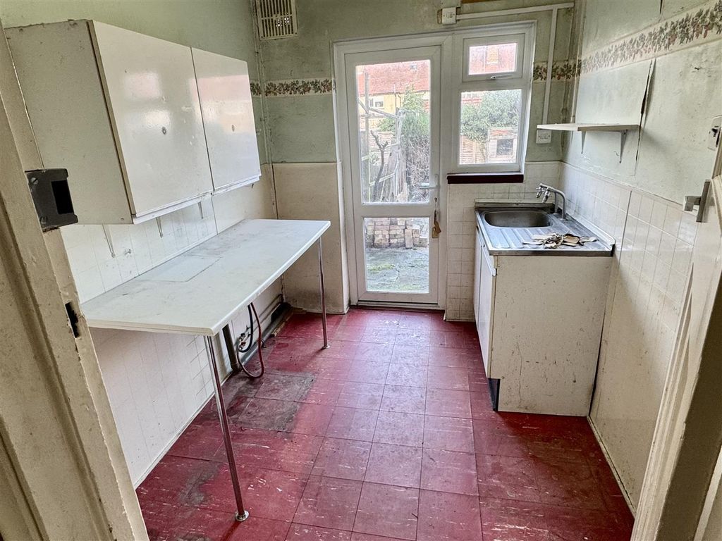 Property photo 3 of 9 Kitchen