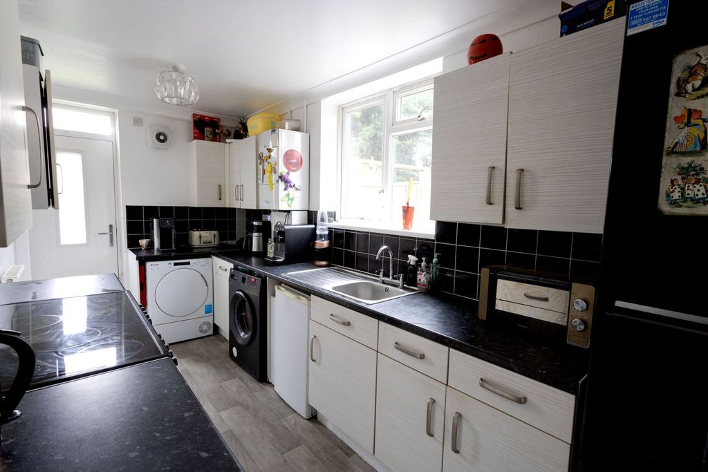 Property photo 3 of 23 Kitchen