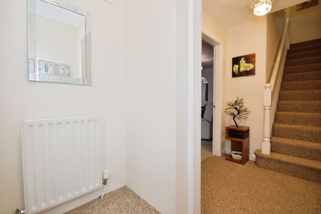 Property photo 3 of 28 Entrance Hall