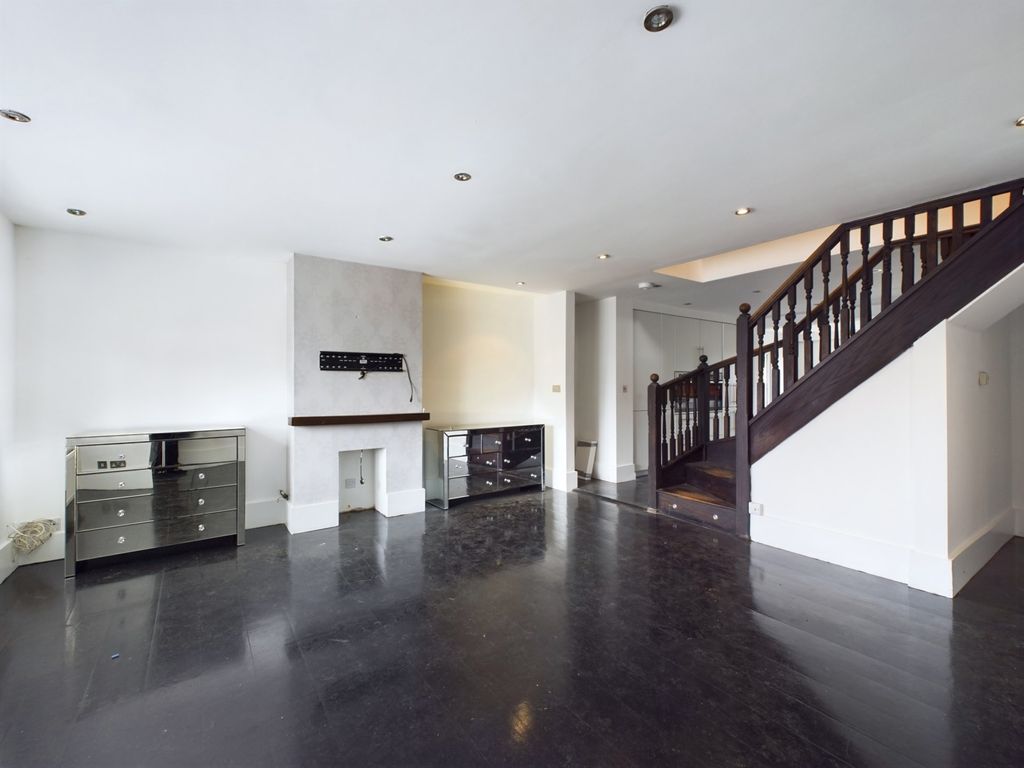 Property photo 3 of 13 30000338-Hr-3