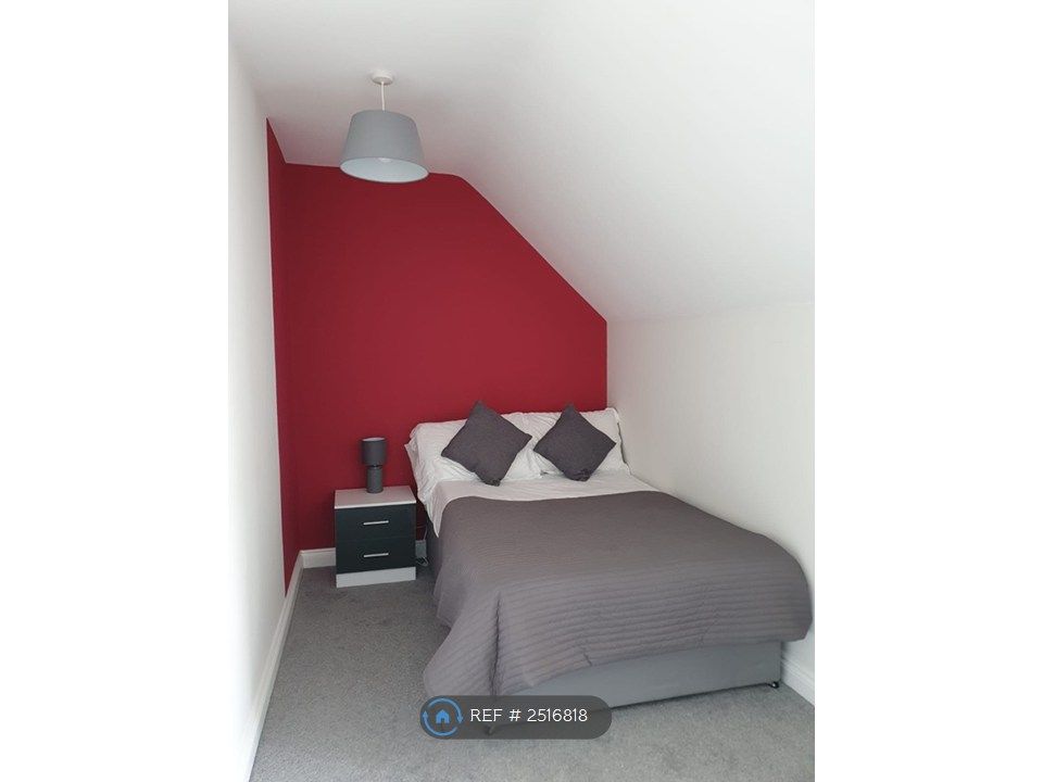 Property photo 1 of 18 Room 6