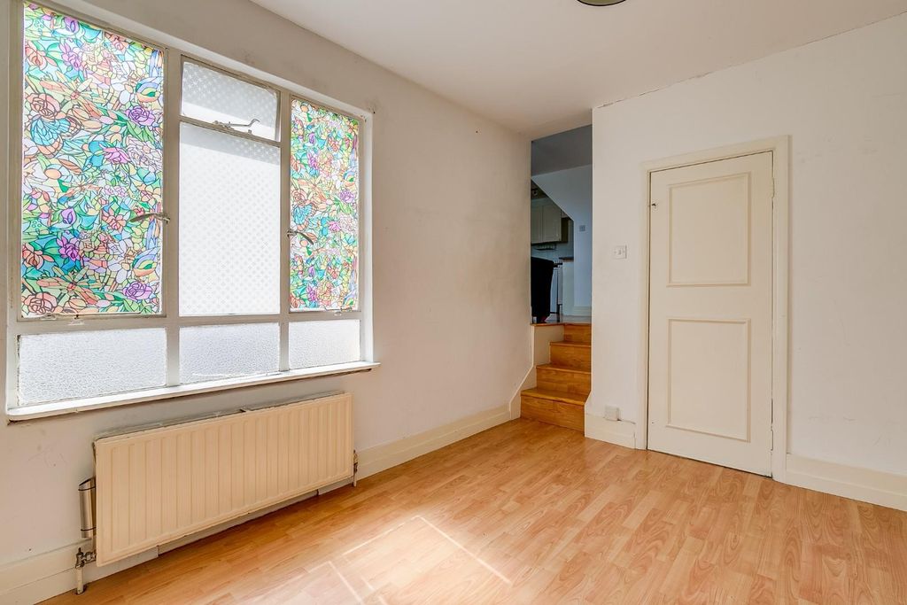 Property photo 3 of 11 Southampton Way 45, Flat 2-4.Jpg