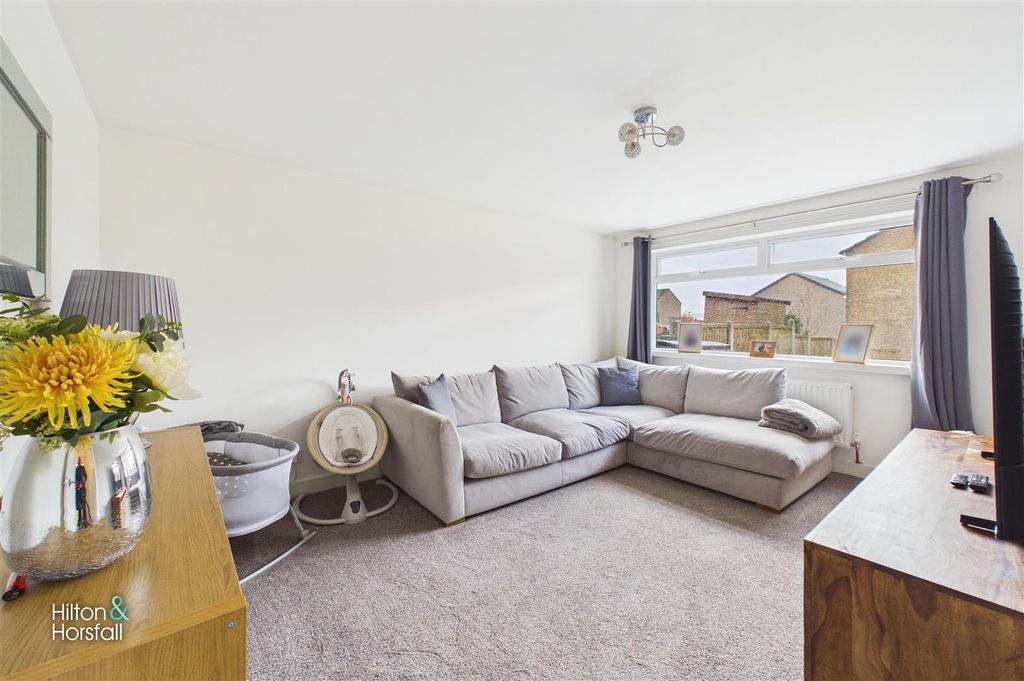 Property photo 2 of 13 Rushton Close