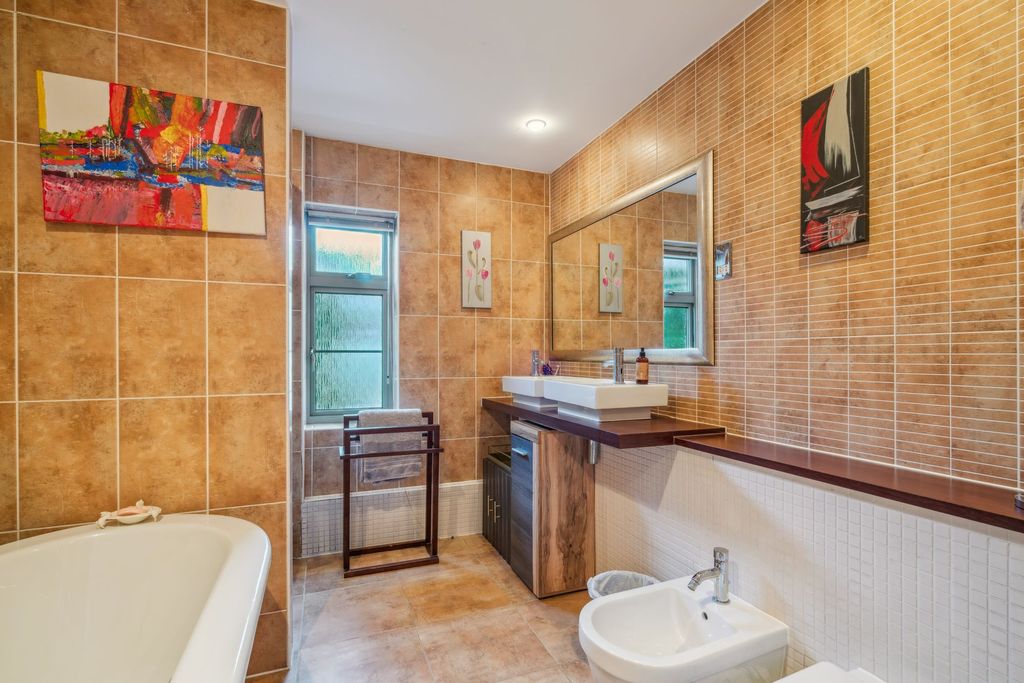 Property photo 3 of 11 Bathroom